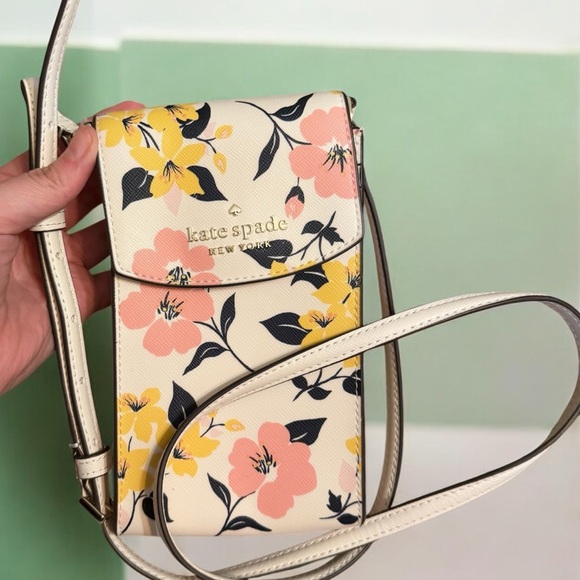 kate spade Handbags - Kate Spade Lilly Bloom Phone Bag